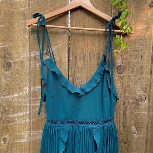 Emerald Green Ruffle Pleated Tie-Strap Dress 🌿 - Picture 5 of 12